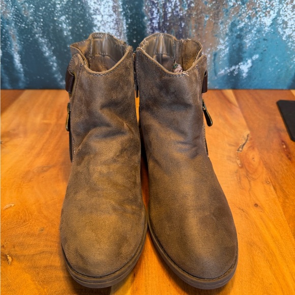 Joe Boxer 2016 Women August Brown Suede Ankle Bootie size 7 - Picture 3 of 14